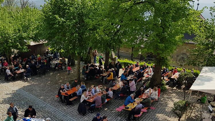 Hier im Schatten der Bäume, direkt in der Altenburg, kann man es sich gut gehen lassen.   Foto: PR