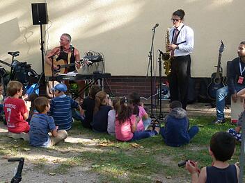 Besonders die Kinder hatten ihre Freude an den Musikern, die den Bewohnern des Ankerzentrums aufspielten.  Foto: Marion Krüger-Hundrup