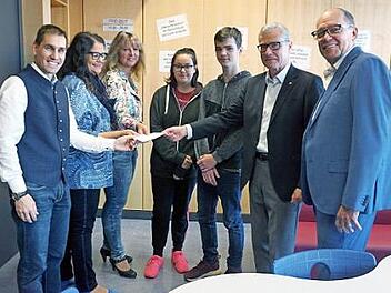 Helmut Nicklas, Sibylle Reichow, Manuela Janisch, Emily Bachigaloupi-Tourniaire und Nico Spitzner aus der Klasse 8 m, Klaus Deißenberger und Jörg Dassler (v. l.) bei der Spendenübergabe  Foto: Richard Sänger