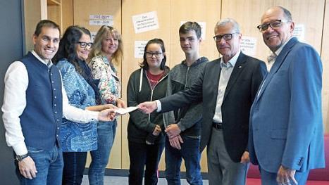 Helmut Nicklas, Sibylle Reichow, Manuela Janisch, Emily Bachigaloupi-Tourniaire und Nico Spitzner aus der Klasse 8 m, Klaus Deißenberger und Jörg Dassler (v. l.) bei der Spendenübergabe  Foto: Richard Sänger