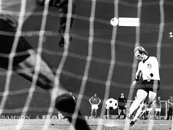Die "Nacht von Belgrad" begleitete Uli Hoeneß  (Mitte) seine ganze Karriere:  Beim ersten Elfmeterschießen bei einem großen Fußball-Turnier schießt  der Münchner   im EM-Finale 1976  seinen  Elfer über  das Tor in den Belgrader Nachthimmel.  Imago