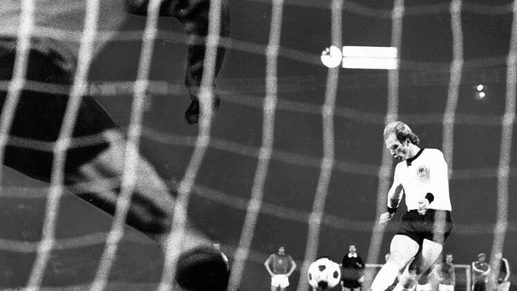 Die "Nacht von Belgrad" begleitete Uli Hoeneß  (Mitte) seine ganze Karriere:  Beim ersten Elfmeterschießen bei einem großen Fußball-Turnier schießt  der Münchner   im EM-Finale 1976  seinen  Elfer über  das Tor in den Belgrader Nachthimmel.  Imago