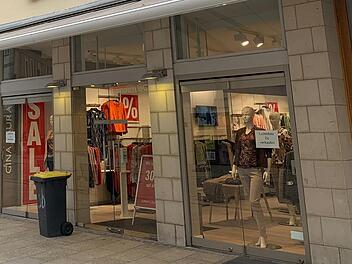 Das Modegeschäft "Gina Laura" befindet sich direkt neben dem seit Ende 2020 leer stehenden Gebäudekomplex Spitalgasse 12-14 (ehemals "C&A" und "s. Oliver").