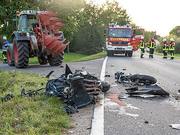 Kreis Bamberg: Motorrad bricht in zwei Hälften - Fahrer (23) stirbt bei frontaler Kollision mit Traktor Kreis Bamberg: Motorrad bricht in zwei Hälften - Fahrer (23) stirbt bei frontaler Kollision mit Traktor