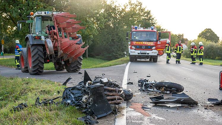Kreis Bamberg: Motorrad bricht in zwei H&auml;lften - Fahrer (23) stirbt bei frontaler Kollision mit Traktor