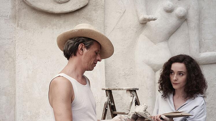 Max Ernst (Alexander Scheer) ist Leonora Carringtons (Olivia Vinall) gro&szlig;e Liebe.