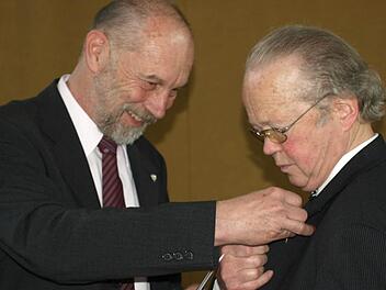 Diakon Klaus Eckert belohnte die Arbeit von Pfarrer Balthasar Amberg mit der Ehrennadel in Gold des Diözesancaritasverbands. Fotos: Stefan Geiger