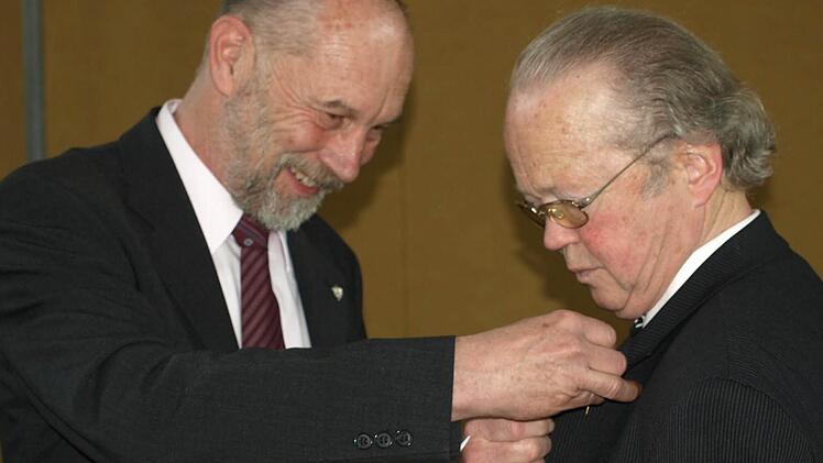 Diakon Klaus Eckert belohnte die Arbeit von Pfarrer Balthasar Amberg mit der Ehrennadel in Gold des Diözesancaritasverbands. Fotos: Stefan Geiger