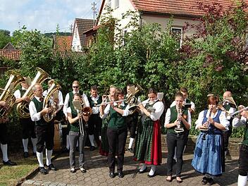 Auftritt beim KSK-Kameradschaftsfest: Wenn im Ort wa s los ist, sind die Blasmusiker von Frohsinn immer dabei.  Foto: Günther Straub