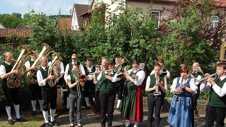 Auftritt beim KSK-Kameradschaftsfest: Wenn im Ort wa s los ist, sind die Blasmusiker von Frohsinn immer dabei.  Foto: Günther Straub