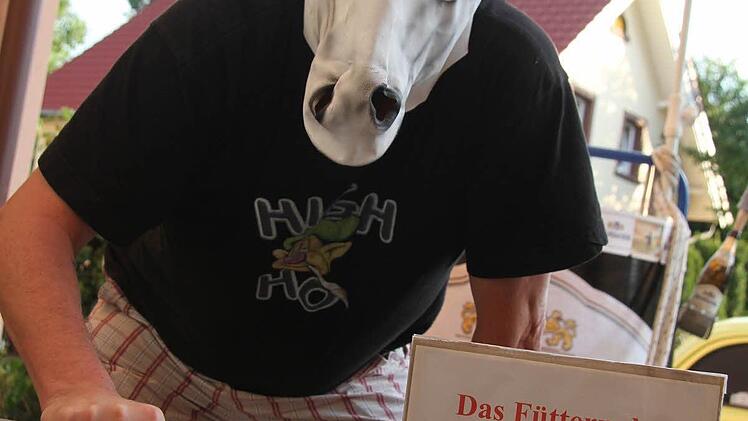 Das Gefährt des Stammtisches "douze points" 2014 ist mehrere Pferdestärken stark, verraten die Akteure schon vorab - aber mehr auch nicht. Sogar gegen Spione von anderen Stammtischen wappnen sich die elf Männer und elf Frauen.