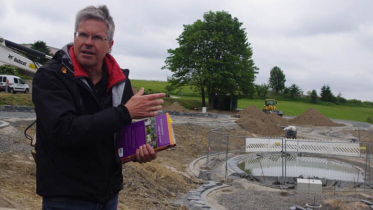 Götz Lauenstein informierte über den neu entstehenden Lehr- und Schaugarten. Foto: Heike Schülein