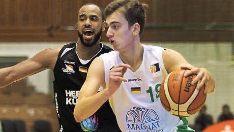 Tibor Taras (vorne) erhielt im letzten Heimspiel gegen Rh&ouml;ndorf viel Spielzeit und nutzte das, um mit zw&ouml;lf Punkten auf sich aufmerksam zu machen.  Foto: sportpress