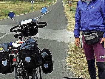 Helmut Schuller und sein Drahtesel auf dem Jakobsweg Foto: privat