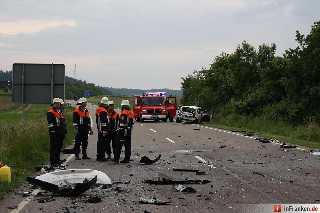 Fahrzeuge kollidieren auf Staatsstrasse