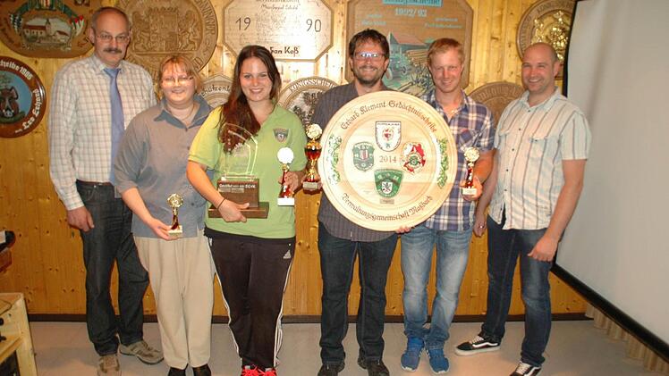 Bürgermeister Fridolin Zehner zeichnete die Sieger aus (von links): Melanie Kiesel, Jennifer Beck, Stefan Keß, Matthias Leurer und Rannungens Schützenmeister Andreas Weigand. Daniel Wiener