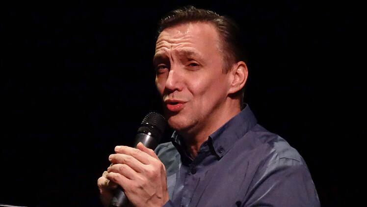 Dirk Mestmacher beim musikalisch-literarischen Abend in der Coburger ReithalleFoto: Jochen Berger