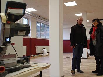 In den Räumen der künftigen Montessori-Fachoberschule wird derzeit eifrig gearbeitet, um möglichst viele Zimmer bis zum Tag der offenen Tür fertig zu bekommen. Architekt Peter Kropf und Montessori-Geschäftsführerin Gudrun Jersch-Bittermann verschaffen sich einen Überblick über den Stand der Bauarbeiten. Foto: Marco Meißner