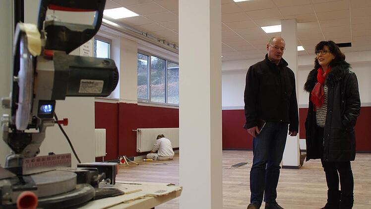 In den Räumen der künftigen Montessori-Fachoberschule wird derzeit eifrig gearbeitet, um möglichst viele Zimmer bis zum Tag der offenen Tür fertig zu bekommen. Architekt Peter Kropf und Montessori-Geschäftsführerin Gudrun Jersch-Bittermann verschaffen sich einen Überblick über den Stand der Bauarbeiten. Foto: Marco Meißner