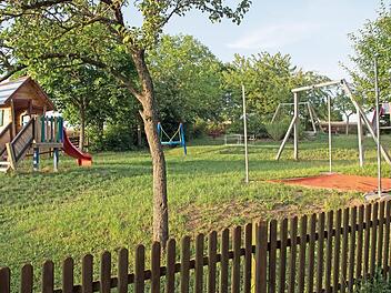 Der neu gestaltete Spielplatz in der Wingertstra&szlig;e in G&auml;dheim wird am 22. Juli durch Diakon Bernd Wagenh&auml;user gesegnet.  Foto: Ulrike Langer