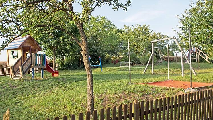 Der neu gestaltete Spielplatz in der Wingertstra&szlig;e in G&auml;dheim wird am 22. Juli durch Diakon Bernd Wagenh&auml;user gesegnet.  Foto: Ulrike Langer