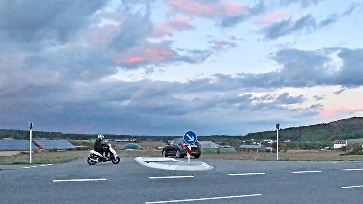 Auch wenn, wie am Montag, dunkle Wolken über dem künftigen Baugebiet "Bleichäcker" zu sehen waren, sind die Voraussetzungen für die Stellung von Bauanträgen von Investoren geschaffen.  Foto: Helmut Will