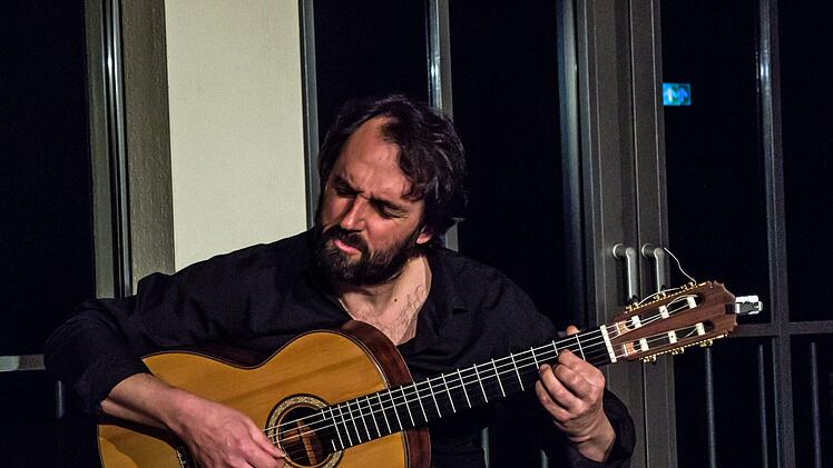 Das Duo Zaruk mit Iris Azquinezer und Rainer Seiferth begeisterte zahlreiche Zuhörer im Coburger Haus Contakt.Foto: Jochen Berger