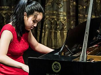 Die junge Pianistin You Wei Liu beeindruckte mit einer virtuosen Konzert-Edüde von Franz Liszt bei der Matinee "Jugend spielt für Jagend" im Landestheater Coburg.Foto: Jochen Berger