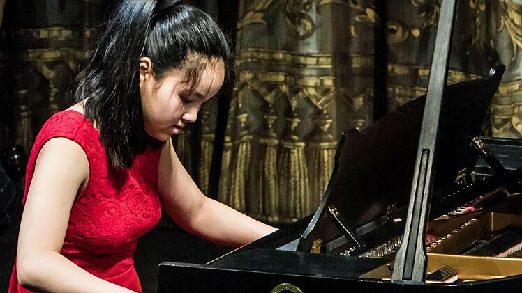 Die junge Pianistin You Wei Liu beeindruckte mit einer virtuosen Konzert-Edüde von Franz Liszt bei der Matinee "Jugend spielt für Jagend" im Landestheater Coburg.Foto: Jochen Berger