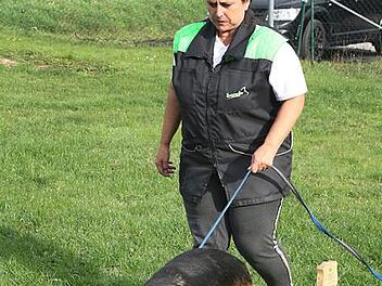 OG-Vorsitzende Susanne Jahrling mit ihren Hund Baldo vom Nürburgring bei der Fährtensuche  Foto: Michael Stelzner