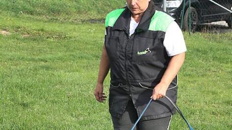 OG-Vorsitzende Susanne Jahrling mit ihren Hund Baldo vom Nürburgring bei der Fährtensuche  Foto: Michael Stelzner
