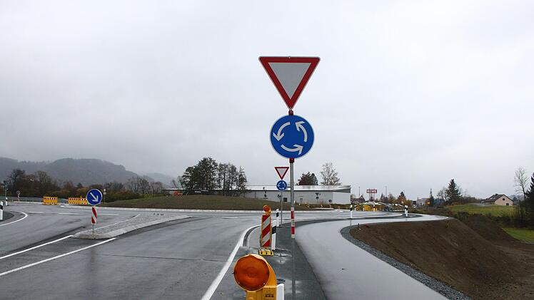 Auf der Umgehung Stadtsteinach laufen die Restarbeiten. Bald wird die Strecke für den Verkehr freigegeben. Foto: Jürgen Gärtner