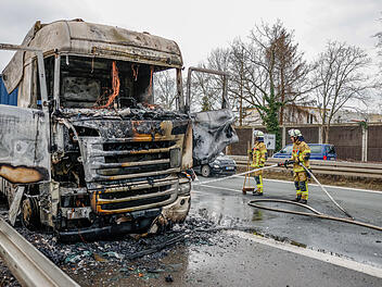 Lastwagen Führerhaus vollständig ausgebrannt: Feuerwehr im Einsatz