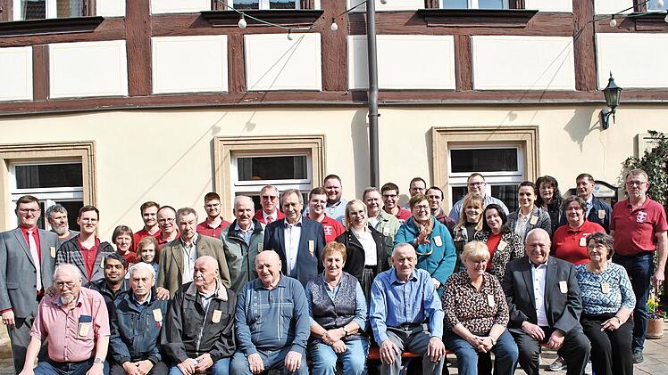 Gruppenbild vor dem Wirtshaus in Sassendorf mit Vorsitzendem Peter Tremel (Zweiter von rechts).