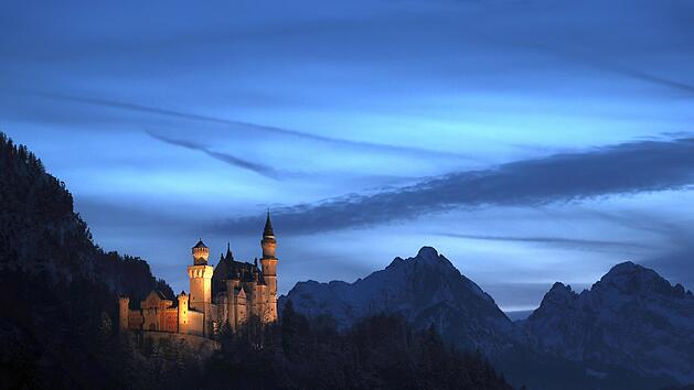 Neuschwanstein & Co.: Unesco erkl&auml;rt M&auml;rchenschl&ouml;sser zum Welterbe - Schloss Neuschwanstein in der Blauen Stunde
