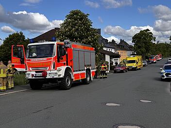 Großeinsatz der Feuerwehr: Flüssiggastank in Einfamilienhaus verliert Gas
