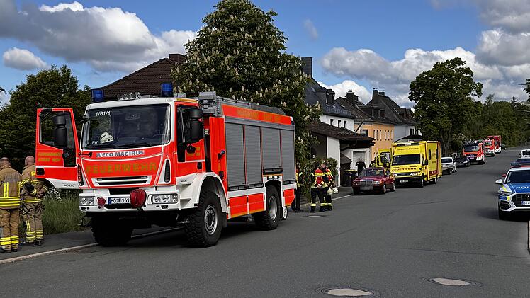 Großeinsatz der Feuerwehr: Flüssiggastank in Einfamilienhaus verliert Gas