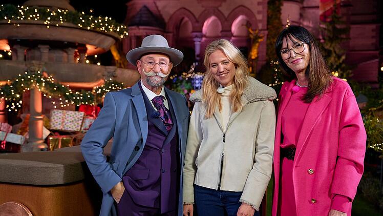 In der Sonderausgabe der beliebten Trödelshow, "Bares für Rares XXL: Fröhliche Weihnachten", möchte Larissa Marolt (Mitte mit Moderator Horst Lichter und Expertin Heide Rezepa-Zabel) ein historisches Schmuckstück verkaufen.