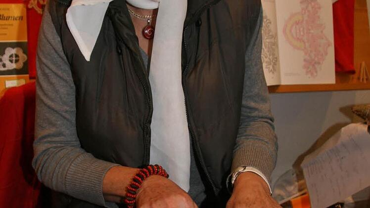 Klöppelmeisterin Edeltraud Beutner hat das Klöppeln vor dreißig Jahren in Belgien gelernt.