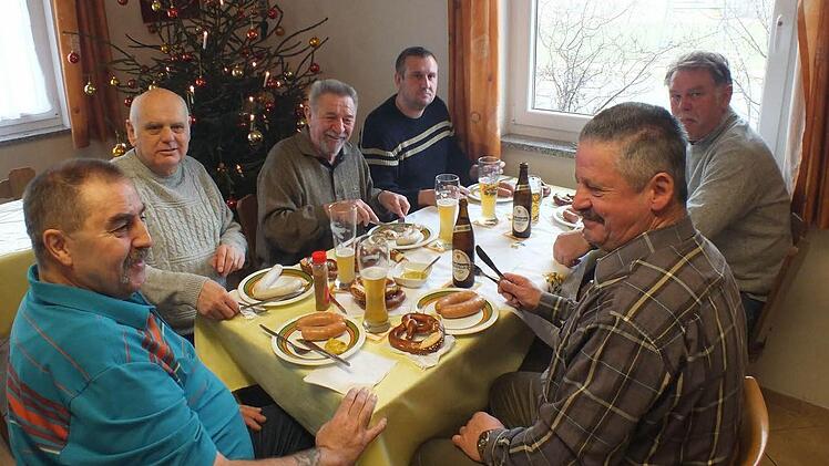 Die Frühschoppen-Fans lassen es sich schmecken. Fotos: Manfred Welker