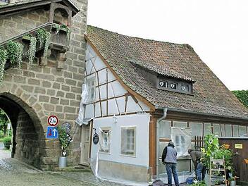 Neuer Look für die Häuser neben dem Rothenberger Tor: Da das Seßlacher Stadttor bei Dreharbeiten eines historischen ZDF-Films das Bamberger Stadttor mimen soll, mussten auch die drei Nachbargebäude von Malermeister Uwe Endres (Kirchaich) auf alt getrimmt werden.  Fotos: Bettina Knauth