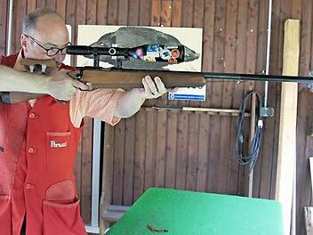 Jörg Schnitzler mit dem Kleinkalibergewehr im Anschlag. Zum Schuss auf das sich schnell bewegende Ziel in 50 Metern Entfernung hat er nur wenige Sekunden Zeit.