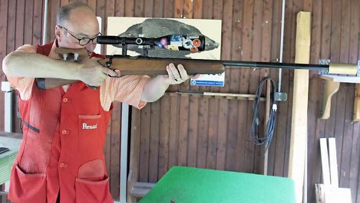 Jörg Schnitzler mit dem Kleinkalibergewehr im Anschlag. Zum Schuss auf das sich schnell bewegende Ziel in 50 Metern Entfernung hat er nur wenige Sekunden Zeit.