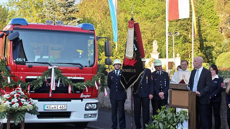 Freuen sich über das neue Löschfahrzeug OB Kay Blankenburg, Kaplan Paul Reder und Kommandantin Christine Rausch. Foto: Werner Vogel