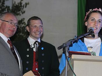 BBV-Kreisvorsitzender Erwin Schwarz (links) und die Vorsitzende der Landjugend Steinbach an der Haide, Elisabeth Heyder, dankten Martin Baumgärtner für seinen Vortrag.  Foto: Michael Wunder