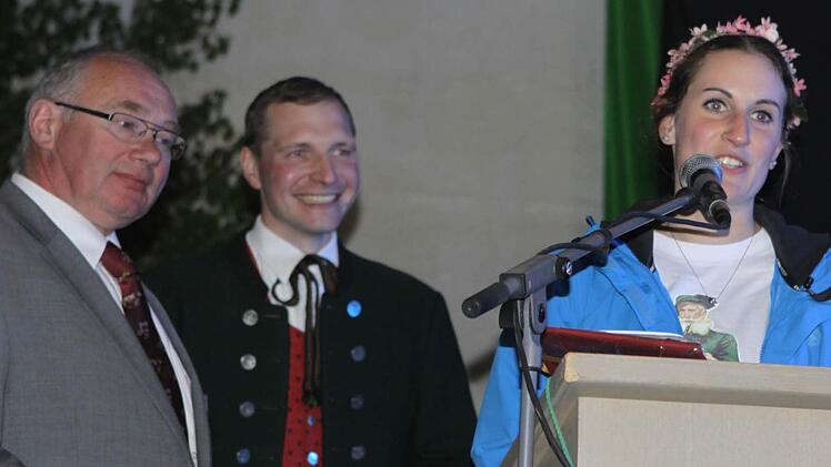 BBV-Kreisvorsitzender Erwin Schwarz (links) und die Vorsitzende der Landjugend Steinbach an der Haide, Elisabeth Heyder, dankten Martin Baumgärtner für seinen Vortrag.  Foto: Michael Wunder