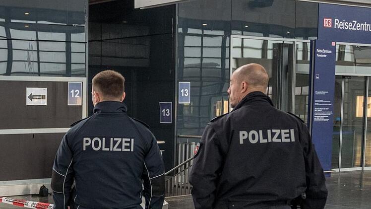 Da eine ernsthafte Bedrohungslage nicht ausgeschlossen werden konnte, erwarteten gleich vier Streifen der Bundespolizei den Regionalexpress bei seiner Ankunft in Würzburg.  Symbolbild:  Uwe Dillenberg/dpa