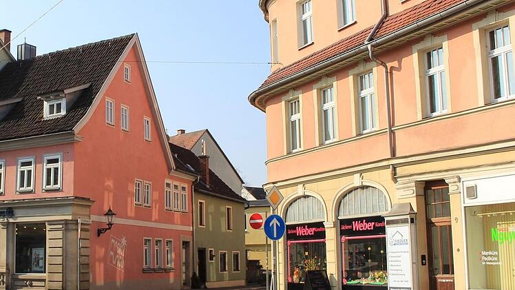Das Haus Heiligkreuzstraße 5 (links) blieb erhalten. Die Nummer 7 wurde abgerissen und mit der 9 zu einer Art Doppelhaus zusammengefasst.Foto: Ulrike Nauer