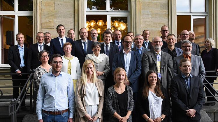 In der Vordersten Reihe von Links die Studenten mit ausgezeichneten Abschlussprüfungen: Matthias Wilz, Moksha Lehr, Jana Kraft, Camille Neunert, Lukas Gottschalk. Dahinter stehen Vertreter der Politik und Wirtschaft aus dem Raum Coburg. Fotos: Christoph Wiedemann