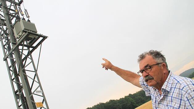 Joachim Drescher deutet auf die Stelle im Transformator, in der ein junger Turmfalke so ungl&uuml;cklich reingeflogen ist, dass er mit seinen Fl&uuml;geln beide Dr&auml;hte ber&uuml;hrt hat.gst